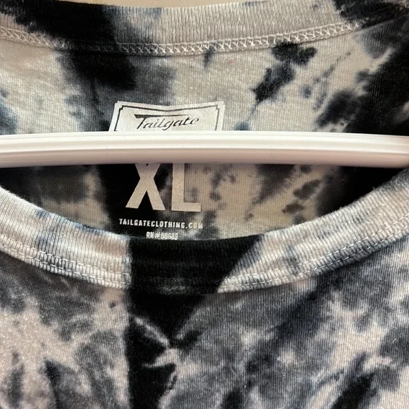 American Eagle Outfitters Black and White Graphic Tee - Picture 3 of 8